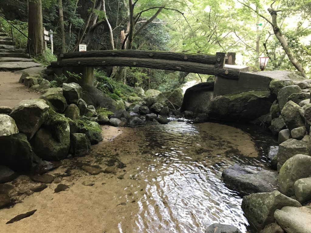 不動滝の水が川に向かって流れていってる場所